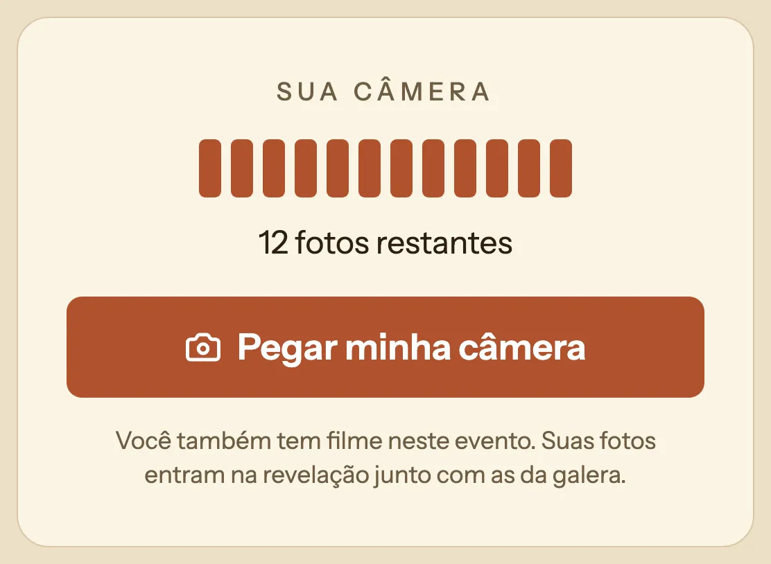 Tela do app: o filme de quem entrou no evento, com as 12 poses ainda cheias, "12 fotos restantes" e o botão pra pegar a câmera