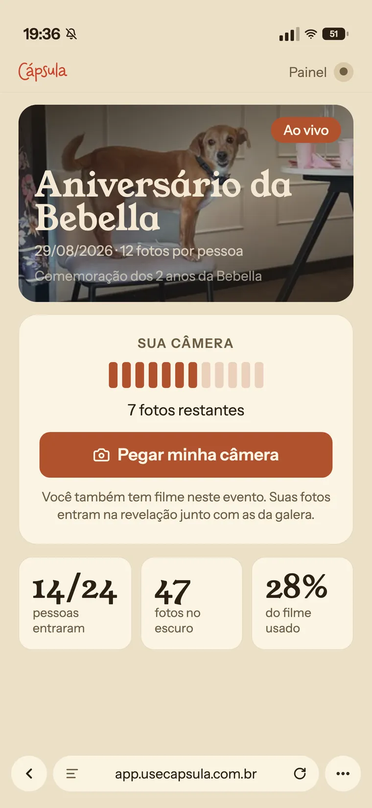 Tela do painel do anfitrião no celular: a capa do evento, a câmera do próprio anfitrião e os contadores de pessoas que entraram, fotos no escuro e filme usado