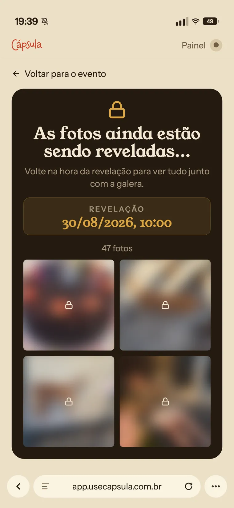 Tela do app no celular: o mural ainda trancado, com a data da revelação em cima e as fotos borradas atrás de um cadeado