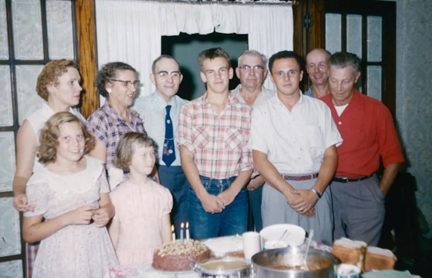 A mesma foto de família em volta do bolo, revelada na câmera Original: as cores da sala e das roupas como elas foram.