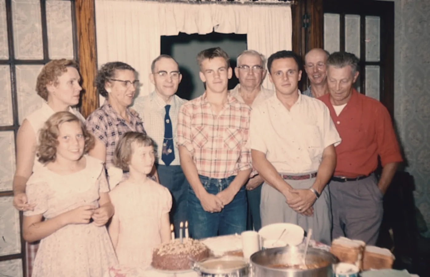 A mesma foto de família em volta do bolo, revelada na câmera Vintage: tudo puxado pra um tom quente e mais suave.